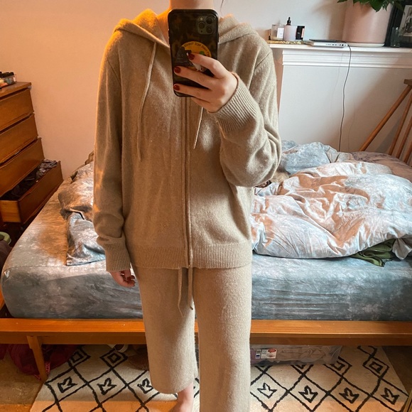 Group by Babaton cashmere sweatsuit - Picture 11 of 12